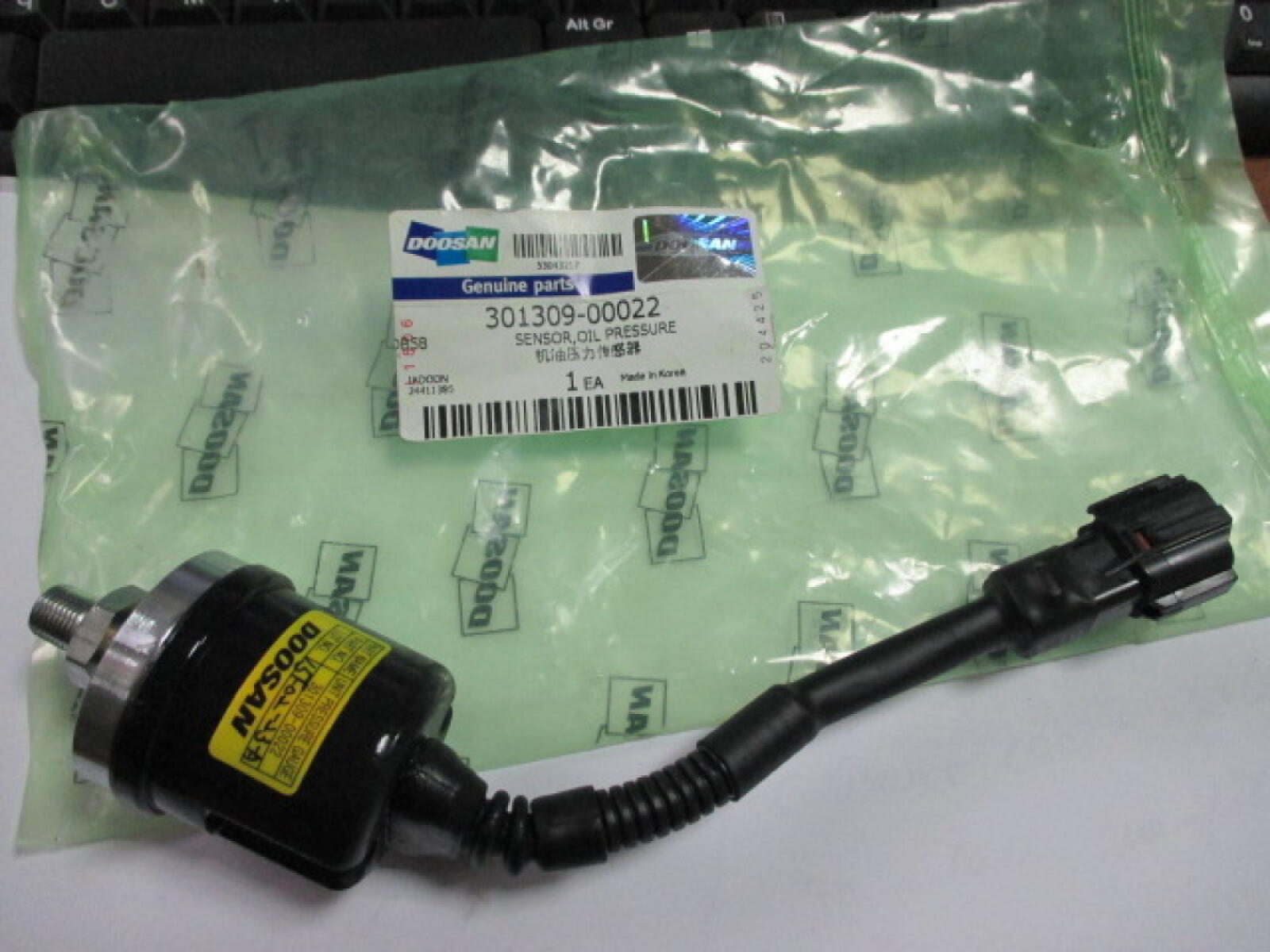 Датчик давления масла Hyundai Doosan D1146T/Oil pressure sensor Датчик давления масла Hyundai Doosan D1146T/Oil pressure sensor